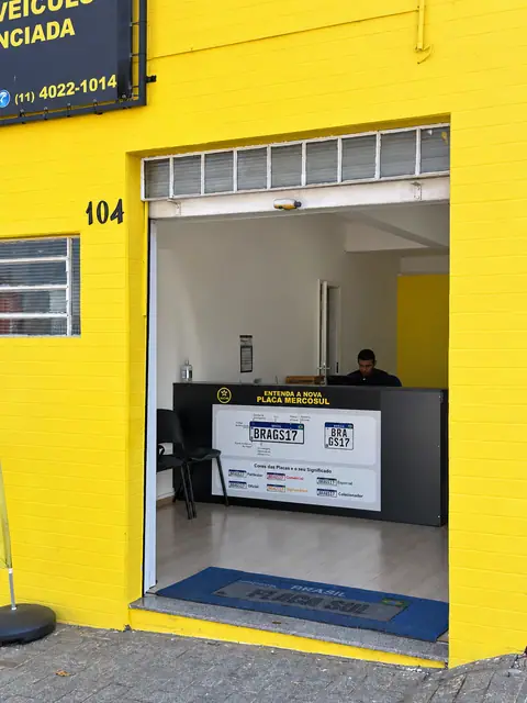 Fachada da Itu Placas — Centro, em Itu